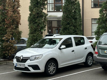 Белый Рено Сандеро, объемом двигателя 0.9 л и пробегом 102 тыс. км за 8800 $, фото 1 на Automoto.ua