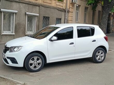 Белый Рено Сандеро, объемом двигателя 1 л и пробегом 57 тыс. км за 9500 $, фото 1 на Automoto.ua