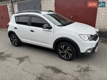 Рено Сандеро 2020 в Киеве на Automoto.ua Белый Рено Сандеро, объемом двигателя 0.9 л и пробегом 55 тыс. км за 11800 $, фото 1 на Automoto.ua