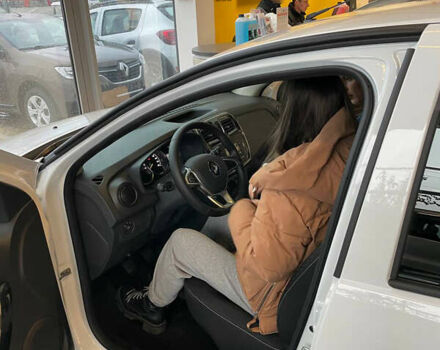 Белый Рено Сандеро, объемом двигателя 1 л и пробегом 8 тыс. км за 11800 $, фото 1 на Automoto.ua