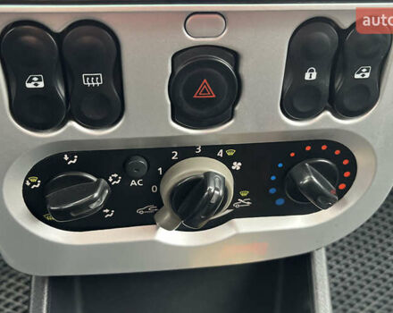 Чорний Рено Сандеро, об'ємом двигуна 1.6 л та пробігом 137 тис. км за 7200 $, фото 11 на Automoto.ua