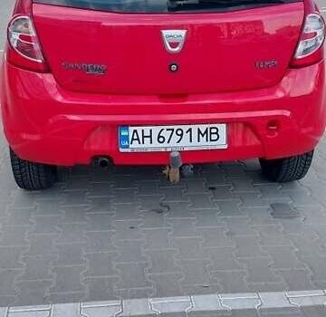 Красный Рено Сандеро, объемом двигателя 1.4 л и пробегом 131 тыс. км за 4400 $, фото 4 на Automoto.ua