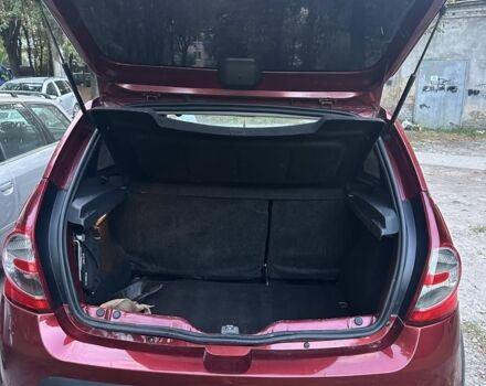 Красный Рено Сандеро, объемом двигателя 1.6 л и пробегом 98 тыс. км за 7100 $, фото 4 на Automoto.ua