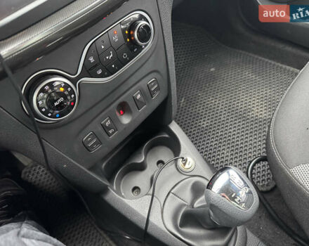 Червоний Рено Сандеро, об'ємом двигуна 0.9 л та пробігом 75 тис. км за 8890 $, фото 19 на Automoto.ua