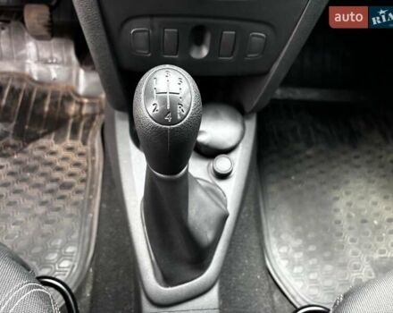 Красный Рено Сандеро, объемом двигателя 1 л и пробегом 43 тыс. км за 9880 $, фото 19 на Automoto.ua