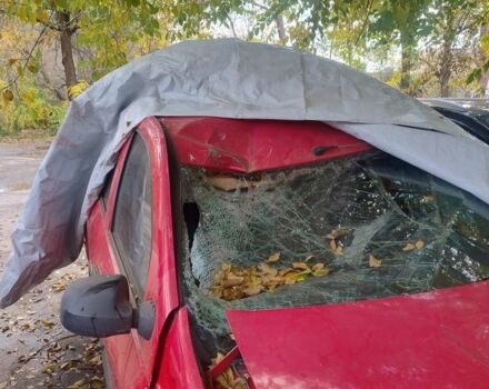 Рено Сандеро 2006 в Харькове на Automoto.ua Красный Рено Сандеро, объемом двигателя 1 л и пробегом 140 тыс. км за 1500 $, фото 2 на Automoto.ua