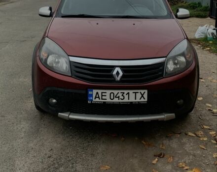 Красный Рено Сандеро, объемом двигателя 1.6 л и пробегом 2 тыс. км за 5000 $, фото 1 на Automoto.ua