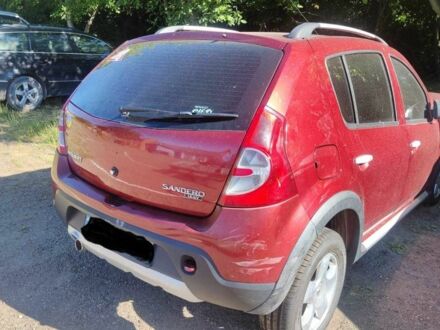 Рено Сандеро 2012 в Черновцах на Automoto.ua Красный Рено Сандеро, объемом двигателя 1.6 л и пробегом 137 тыс. км за 3300 $, фото 1 на Automoto.ua