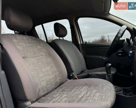 Серый Рено Сандеро, объемом двигателя 1.39 л и пробегом 252 тыс. км за 5300 $, фото 24 на Automoto.ua