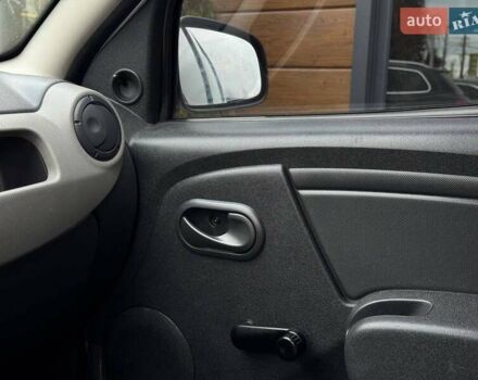 Серый Рено Сандеро, объемом двигателя 1.39 л и пробегом 252 тыс. км за 5300 $, фото 16 на Automoto.ua
