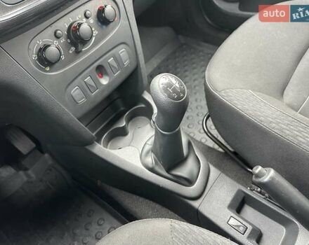 Серый Рено Сандеро, объемом двигателя 1 л и пробегом 43 тыс. км за 8900 $, фото 21 на Automoto.ua