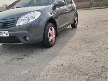 Серый Рено Сандеро, объемом двигателя 1.4 л и пробегом 190 тыс. км за 4600 $, фото 1 на Automoto.ua