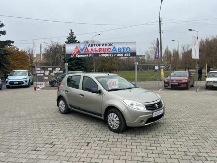 Серый Рено Сандеро, объемом двигателя 1.4 л и пробегом 202 тыс. км за 5400 $, фото 1 на Automoto.ua