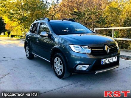 Рено Сандеро 2017 в Одессе на Automoto.ua Серый Рено Сандеро, объемом двигателя 0.9 л и пробегом 180 тыс. км за 8500 $, фото 1 на Automoto.ua