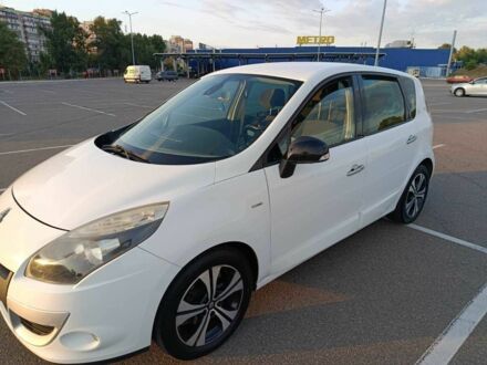 Рено Сценик III 2011 в Киеве на Automoto.ua Белый Рено Сценик III, объемом двигателя 1.9 л и пробегом 244 тыс. км за 7300 $, фото 1 на Automoto.ua