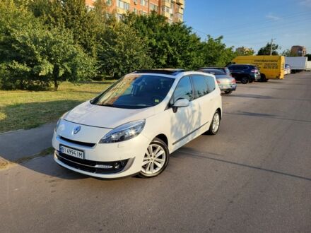 Рено Сценік III 2012 у Полтаві на Automoto.ua Білий Рено Сценік III, об'ємом двигуна 1.6 л та пробігом 262 тис. км за 9800 $, фото 1 на Automoto.ua
