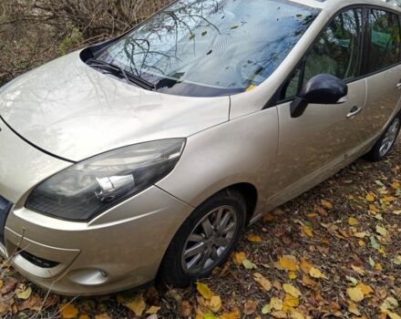 Рено Сценик III 2011 в Чернигове на Automoto.ua Бежевый Рено Сценик III, объемом двигателя 1.6 л и пробегом 285 тыс. км за 6500 $, фото 1 на Automoto.ua