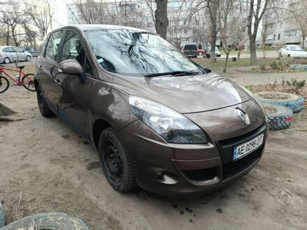 Рено Сценик III 2010 в Павлограде на Automoto.ua Коричневый Рено Сценик III, объемом двигателя 1.5 л и пробегом 240 тыс. км за 8400 $, фото 1 на Automoto.ua