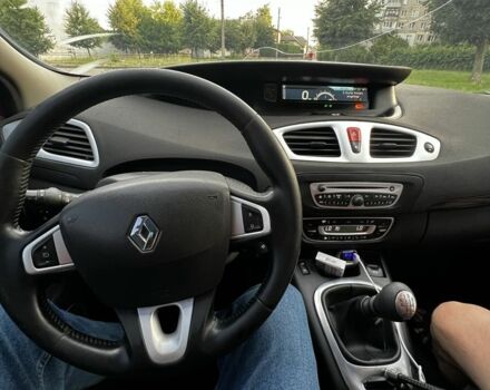 Красный Рено Сценик III, объемом двигателя 1.5 л и пробегом 300 тыс. км за 5800 $, фото 1 на Automoto.ua