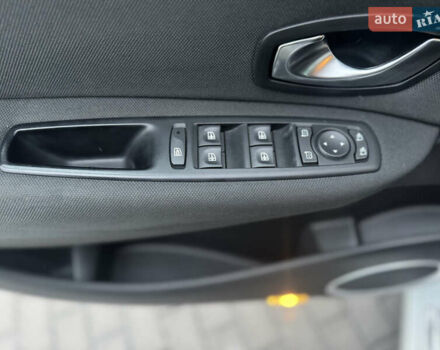 Білий Рено Сценік, об'ємом двигуна 1.6 л та пробігом 165 тис. км за 8200 $, фото 72 на Automoto.ua