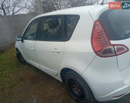 Белый Рено Сценик, объемом двигателя 2 л и пробегом 280 тыс. км за 2600 $, фото 3 на Automoto.ua