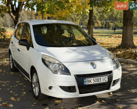 Белый Рено Сценик, объемом двигателя 1.46 л и пробегом 220 тыс. км за 5600 $, фото 1 на Automoto.ua