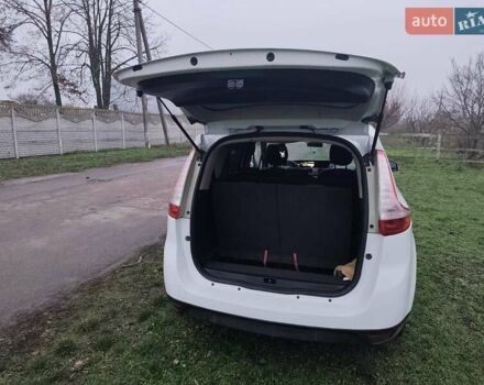 Белый Рено Сценик, объемом двигателя 1.6 л и пробегом 260 тыс. км за 7100 $, фото 9 на Automoto.ua