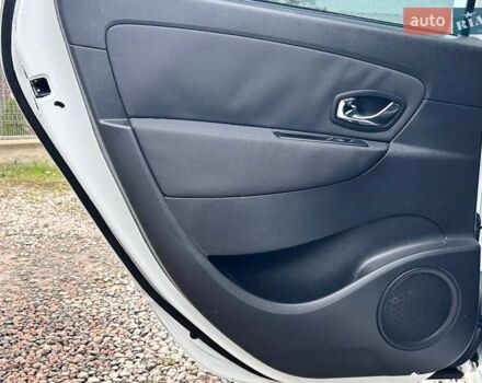 Білий Рено Сценік, об'ємом двигуна 2 л та пробігом 292 тис. км за 7800 $, фото 24 на Automoto.ua