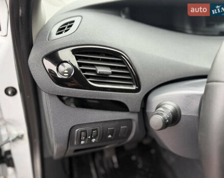 Белый Рено Сценик, объемом двигателя 1.6 л и пробегом 260 тыс. км за 7950 $, фото 29 на Automoto.ua