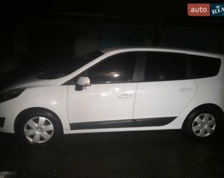 Белый Рено Сценик, объемом двигателя 2 л и пробегом 261 тыс. км за 7000 $, фото 1 на Automoto.ua