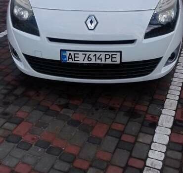 Белый Рено Сценик, объемом двигателя 1.6 л и пробегом 230 тыс. км за 8700 $, фото 1 на Automoto.ua