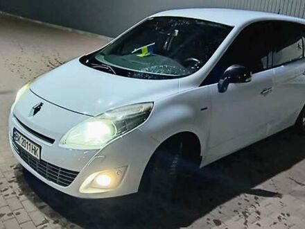 Рено Сценик 2011 в Сарнах на Automoto.ua Белый Рено Сценик, объемом двигателя 1.5 л и пробегом 260 тыс. км за 6999 $, фото 1 на Automoto.ua
