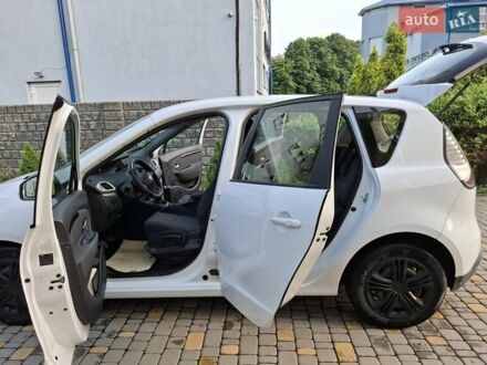 Белый Рено Сценик, объемом двигателя 1.46 л и пробегом 23 тыс. км за 6800 $, фото 1 на Automoto.ua