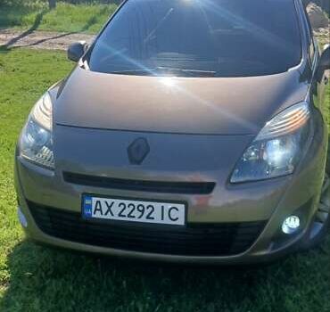 Коричневий Рено Сценік, об'ємом двигуна 1.5 л та пробігом 260 тис. км за 7400 $, фото 1 на Automoto.ua