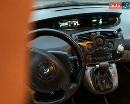 Красный Рено Сценик, объемом двигателя 1.6 л и пробегом 259 тыс. км за 3600 $, фото 6 на Automoto.ua