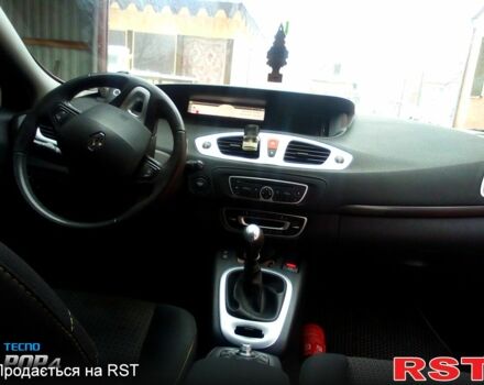 Рено Сценик 2010 в Ровно на Automoto.ua Красный Рено Сценик, объемом двигателя 1.5 л и пробегом 252 тыс. км за 6500 $, фото 4 на Automoto.ua