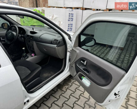 Білий Рено Сімбол, об'ємом двигуна 1.39 л та пробігом 238 тис. км за 3399 $, фото 8 на Automoto.ua
