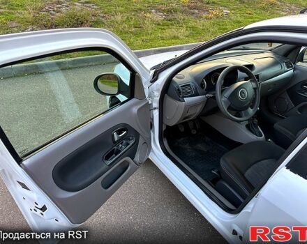 Белый Рено Симбол, объемом двигателя 1.4 л и пробегом 140 тыс. км за 3800 $, фото 4 на Automoto.ua