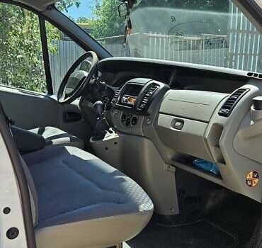 Белый Рено Трафик, объемом двигателя 2 л и пробегом 330 тыс. км за 8000 $, фото 5 на Automoto.ua