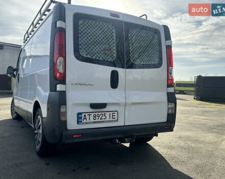 Белый Рено Трафик, объемом двигателя 2.5 л и пробегом 355 тыс. км за 9999 $, фото 5 на Automoto.ua