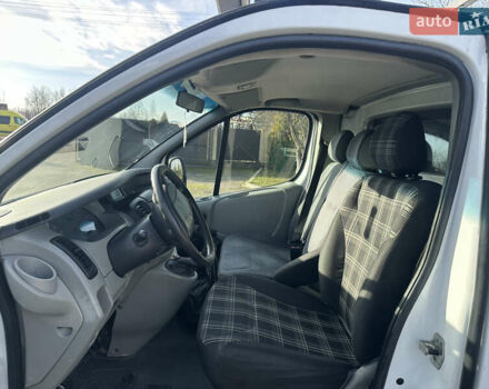 Белый Рено Трафик, объемом двигателя 2.5 л и пробегом 355 тыс. км за 9999 $, фото 6 на Automoto.ua