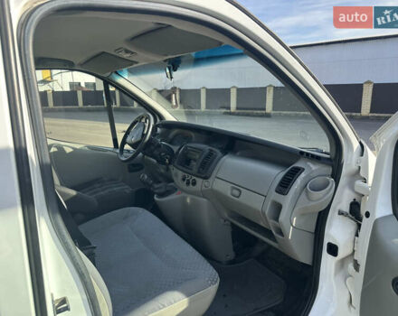 Белый Рено Трафик, объемом двигателя 2.5 л и пробегом 355 тыс. км за 9999 $, фото 7 на Automoto.ua