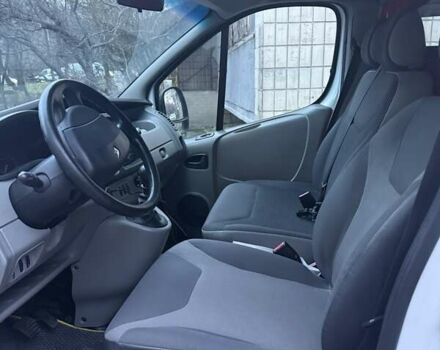 Белый Рено Трафик, объемом двигателя 2 л и пробегом 275 тыс. км за 13000 $, фото 4 на Automoto.ua