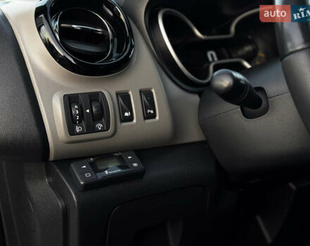 Белый Рено Трафик, объемом двигателя 1.6 л и пробегом 250 тыс. км за 13500 $, фото 53 на Automoto.ua