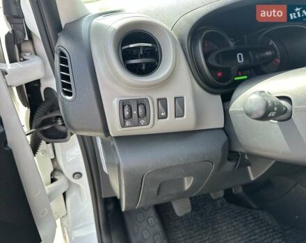 Білий Рено Трафік, об'ємом двигуна 1.6 л та пробігом 190 тис. км за 12700 $, фото 13 на Automoto.ua