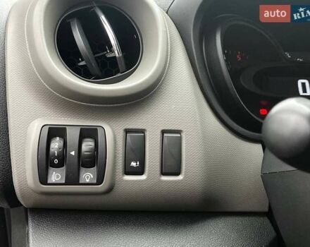 Белый Рено Трафик, объемом двигателя 1.6 л и пробегом 174 тыс. км за 15999 $, фото 16 на Automoto.ua