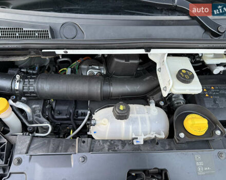 Белый Рено Трафик, объемом двигателя 2 л и пробегом 130 тыс. км за 18999 $, фото 94 на Automoto.ua