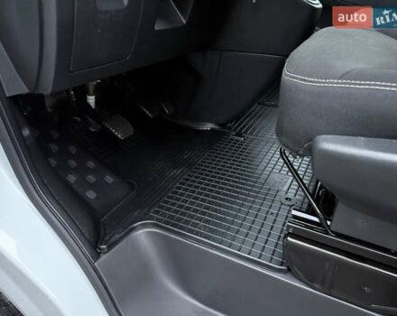 Белый Рено Трафик, объемом двигателя 2 л и пробегом 259 тыс. км за 16400 $, фото 41 на Automoto.ua