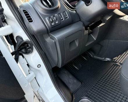 Белый Рено Трафик, объемом двигателя 2 л и пробегом 130 тыс. км за 18999 $, фото 76 на Automoto.ua