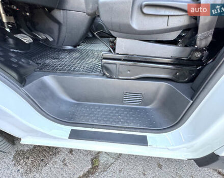 Белый Рено Трафик, объемом двигателя 2 л и пробегом 182 тыс. км за 17673 $, фото 24 на Automoto.ua